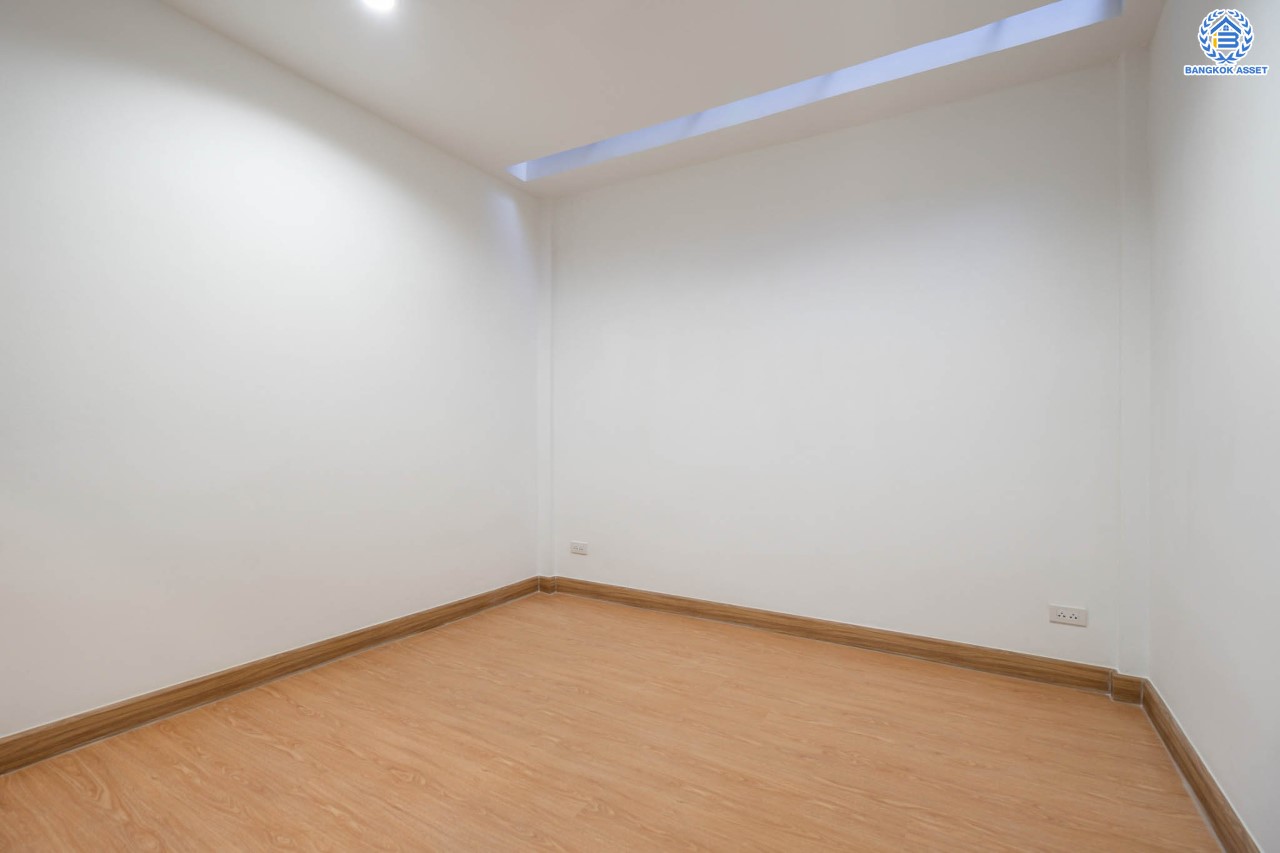 บ้านมือสองตกแต่งใหม่ ม.บัณฑิตโฮม ดอนเมือง เนื้อที่ 22.5 ตร.ว. ฟังก์ชัน 3 ห้องนอน 2 ห้องน้ำ จอดรถได้ 1 คัน บนทำเลศักยภาพ หน้าโครงการติดถนนวิภาวดี ใกล้สนามบินดอนเมือง ฟิวเจอร์พาร์ครังสิต, ม.รังสิต จุดขึ้นทางด่วน "โทลเวย์" และรถไฟฟ้าสายสีแดง "สถานีหลักหก"